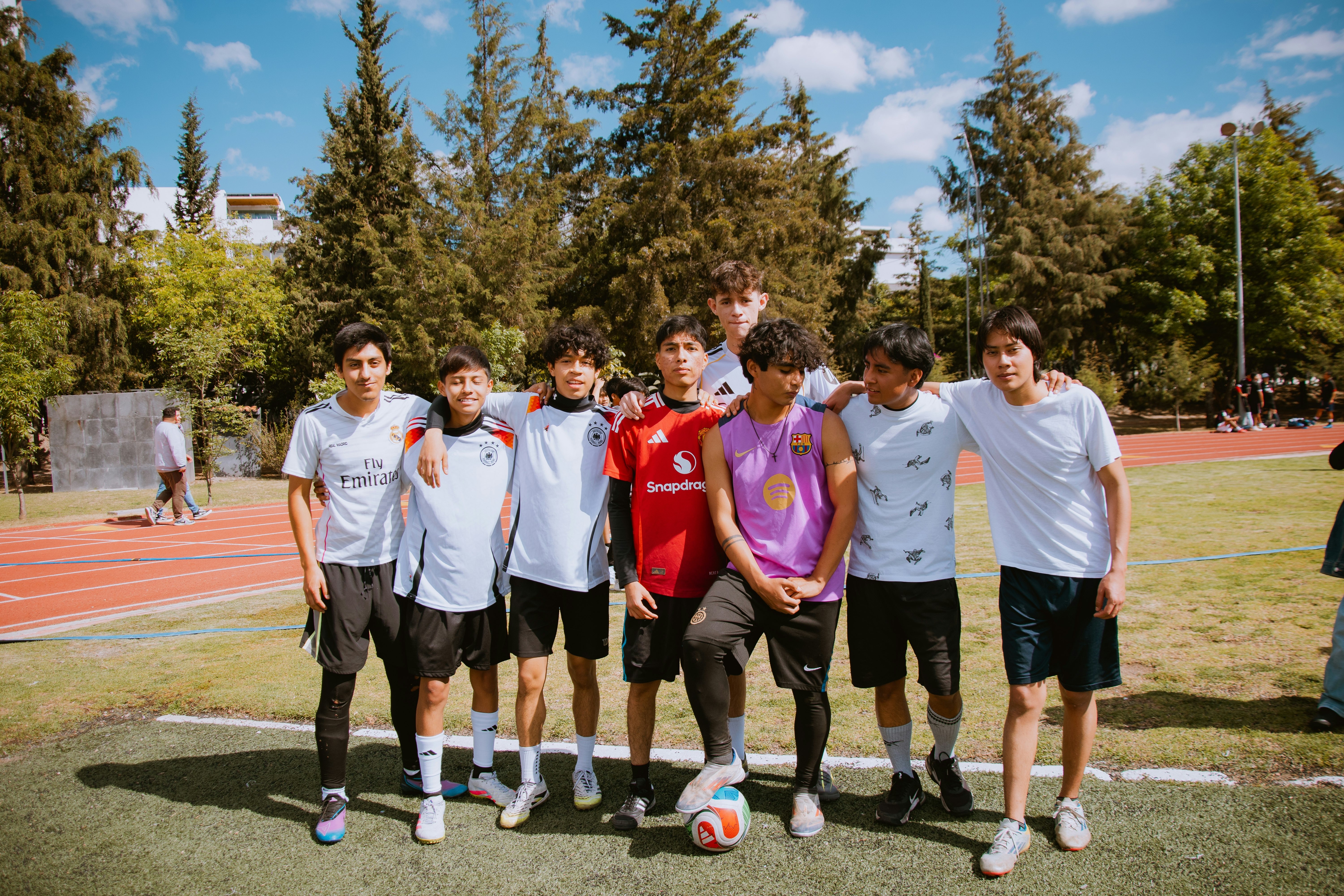 持右翼立场，阿根廷总统开玩笑：我也能祝贺梅西这样的左撇子